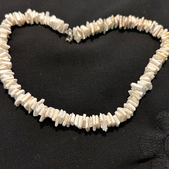 Pre-loved Bright White Puka Shell choker. Unbranded. - Picture 2 of 6